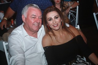 
<a style='margin-left: 5px;' class='btn btn-xs btn-social btn-facebook' href='https://www.facebook.com/sharer/sharer.php?u=https://www.galeramix.com.br/imagem/a44/800-800-90/conteudo/site_galerias/44/milionario-e-marciano-galera-mix-49.jpg' rel='popup' data-width='500' data-height='400'><i class='fa fa-facebook'></i>Compartilhar <span class='hidden-xs'>no Facebook</span>
</a> 
<a class='btn btn-default btn-xs' target='_blank' href='imagem/a44/800-800-90/conteudo/site_galerias/44/milionario-e-marciano-galera-mix-49.jpg'>
<span class='glyphicon glyphicon-cloud-download'></span> Salvar
</a>
