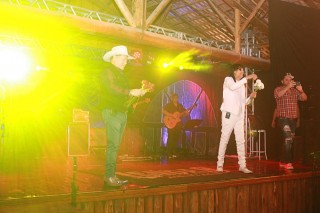 
<a style='margin-left: 5px;' class='btn btn-xs btn-social btn-facebook' href='https://www.facebook.com/sharer/sharer.php?u=https://www.galeramix.com.br/imagem/a44/800-800-90/conteudo/site_galerias/44/milionario-e-marciano-galera-mix-5.jpg' rel='popup' data-width='500' data-height='400'><i class='fa fa-facebook'></i>Compartilhar <span class='hidden-xs'>no Facebook</span>
</a> 
<a class='btn btn-default btn-xs' target='_blank' href='imagem/a44/800-800-90/conteudo/site_galerias/44/milionario-e-marciano-galera-mix-5.jpg'>
<span class='glyphicon glyphicon-cloud-download'></span> Salvar
</a>
