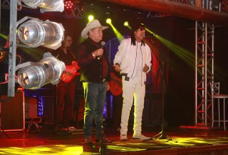 
<a style='margin-left: 5px;' class='btn btn-xs btn-social btn-facebook' href='https://www.facebook.com/sharer/sharer.php?u=https://www.galeramix.com.br/imagem/a44/800-800-90/conteudo/site_galerias/44/milionario-e-marciano-galera-mix-52.jpg' rel='popup' data-width='500' data-height='400'><i class='fa fa-facebook'></i>Compartilhar <span class='hidden-xs'>no Facebook</span>
</a> 
<a class='btn btn-default btn-xs' target='_blank' href='imagem/a44/800-800-90/conteudo/site_galerias/44/milionario-e-marciano-galera-mix-52.jpg'>
<span class='glyphicon glyphicon-cloud-download'></span> Salvar
</a>
