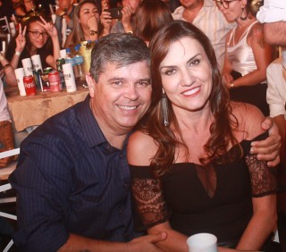 
<a style='margin-left: 5px;' class='btn btn-xs btn-social btn-facebook' href='https://www.facebook.com/sharer/sharer.php?u=https://www.galeramix.com.br/imagem/a44/800-800-90/conteudo/site_galerias/44/milionario-e-marciano-galera-mix-54.jpg' rel='popup' data-width='500' data-height='400'><i class='fa fa-facebook'></i>Compartilhar <span class='hidden-xs'>no Facebook</span>
</a> 
<a class='btn btn-default btn-xs' target='_blank' href='imagem/a44/800-800-90/conteudo/site_galerias/44/milionario-e-marciano-galera-mix-54.jpg'>
<span class='glyphicon glyphicon-cloud-download'></span> Salvar
</a>
