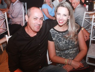 
<a style='margin-left: 5px;' class='btn btn-xs btn-social btn-facebook' href='https://www.facebook.com/sharer/sharer.php?u=https://www.galeramix.com.br/imagem/a44/800-800-90/conteudo/site_galerias/44/milionario-e-marciano-galera-mix-58.jpg' rel='popup' data-width='500' data-height='400'><i class='fa fa-facebook'></i>Compartilhar <span class='hidden-xs'>no Facebook</span>
</a> 
<a class='btn btn-default btn-xs' target='_blank' href='imagem/a44/800-800-90/conteudo/site_galerias/44/milionario-e-marciano-galera-mix-58.jpg'>
<span class='glyphicon glyphicon-cloud-download'></span> Salvar
</a>
