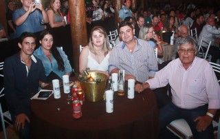 
<a style='margin-left: 5px;' class='btn btn-xs btn-social btn-facebook' href='https://www.facebook.com/sharer/sharer.php?u=https://www.galeramix.com.br/imagem/a44/800-800-90/conteudo/site_galerias/44/milionario-e-marciano-galera-mix-59.jpg' rel='popup' data-width='500' data-height='400'><i class='fa fa-facebook'></i>Compartilhar <span class='hidden-xs'>no Facebook</span>
</a> 
<a class='btn btn-default btn-xs' target='_blank' href='imagem/a44/800-800-90/conteudo/site_galerias/44/milionario-e-marciano-galera-mix-59.jpg'>
<span class='glyphicon glyphicon-cloud-download'></span> Salvar
</a>
