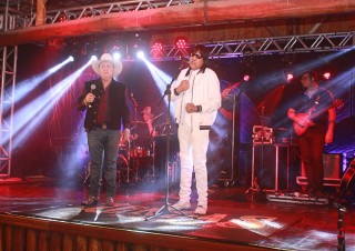 
<a style='margin-left: 5px;' class='btn btn-xs btn-social btn-facebook' href='https://www.facebook.com/sharer/sharer.php?u=https://www.galeramix.com.br/imagem/a44/800-800-90/conteudo/site_galerias/44/milionario-e-marciano-galera-mix-60.jpg' rel='popup' data-width='500' data-height='400'><i class='fa fa-facebook'></i>Compartilhar <span class='hidden-xs'>no Facebook</span>
</a> 
<a class='btn btn-default btn-xs' target='_blank' href='imagem/a44/800-800-90/conteudo/site_galerias/44/milionario-e-marciano-galera-mix-60.jpg'>
<span class='glyphicon glyphicon-cloud-download'></span> Salvar
</a>
