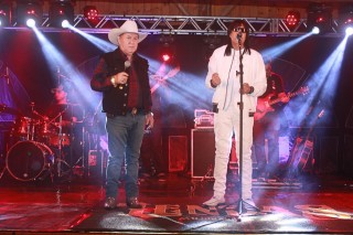 
<a style='margin-left: 5px;' class='btn btn-xs btn-social btn-facebook' href='https://www.facebook.com/sharer/sharer.php?u=https://www.galeramix.com.br/imagem/a44/800-800-90/conteudo/site_galerias/44/milionario-e-marciano-galera-mix-61.jpg' rel='popup' data-width='500' data-height='400'><i class='fa fa-facebook'></i>Compartilhar <span class='hidden-xs'>no Facebook</span>
</a> 
<a class='btn btn-default btn-xs' target='_blank' href='imagem/a44/800-800-90/conteudo/site_galerias/44/milionario-e-marciano-galera-mix-61.jpg'>
<span class='glyphicon glyphicon-cloud-download'></span> Salvar
</a>
