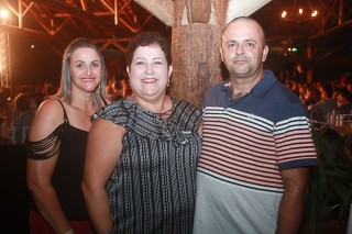 
<a style='margin-left: 5px;' class='btn btn-xs btn-social btn-facebook' href='https://www.facebook.com/sharer/sharer.php?u=https://www.galeramix.com.br/imagem/a44/800-800-90/conteudo/site_galerias/44/milionario-e-marciano-galera-mix-62.jpg' rel='popup' data-width='500' data-height='400'><i class='fa fa-facebook'></i>Compartilhar <span class='hidden-xs'>no Facebook</span>
</a> 
<a class='btn btn-default btn-xs' target='_blank' href='imagem/a44/800-800-90/conteudo/site_galerias/44/milionario-e-marciano-galera-mix-62.jpg'>
<span class='glyphicon glyphicon-cloud-download'></span> Salvar
</a>
