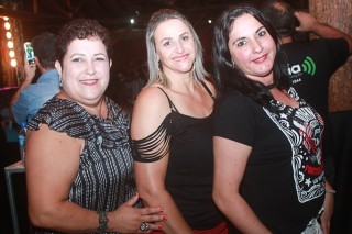 
<a style='margin-left: 5px;' class='btn btn-xs btn-social btn-facebook' href='https://www.facebook.com/sharer/sharer.php?u=https://www.galeramix.com.br/imagem/a44/800-800-90/conteudo/site_galerias/44/milionario-e-marciano-galera-mix-64.jpg' rel='popup' data-width='500' data-height='400'><i class='fa fa-facebook'></i>Compartilhar <span class='hidden-xs'>no Facebook</span>
</a> 
<a class='btn btn-default btn-xs' target='_blank' href='imagem/a44/800-800-90/conteudo/site_galerias/44/milionario-e-marciano-galera-mix-64.jpg'>
<span class='glyphicon glyphicon-cloud-download'></span> Salvar
</a>
