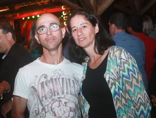 
<a style='margin-left: 5px;' class='btn btn-xs btn-social btn-facebook' href='https://www.facebook.com/sharer/sharer.php?u=https://www.galeramix.com.br/imagem/a44/800-800-90/conteudo/site_galerias/44/milionario-e-marciano-galera-mix-66.jpg' rel='popup' data-width='500' data-height='400'><i class='fa fa-facebook'></i>Compartilhar <span class='hidden-xs'>no Facebook</span>
</a> 
<a class='btn btn-default btn-xs' target='_blank' href='imagem/a44/800-800-90/conteudo/site_galerias/44/milionario-e-marciano-galera-mix-66.jpg'>
<span class='glyphicon glyphicon-cloud-download'></span> Salvar
</a>
