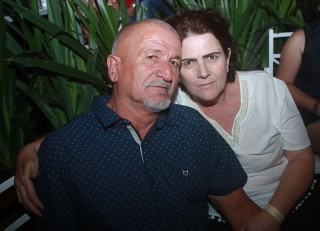 
<a style='margin-left: 5px;' class='btn btn-xs btn-social btn-facebook' href='https://www.facebook.com/sharer/sharer.php?u=https://www.galeramix.com.br/imagem/a44/800-800-90/conteudo/site_galerias/44/milionario-e-marciano-galera-mix-70.jpg' rel='popup' data-width='500' data-height='400'><i class='fa fa-facebook'></i>Compartilhar <span class='hidden-xs'>no Facebook</span>
</a> 
<a class='btn btn-default btn-xs' target='_blank' href='imagem/a44/800-800-90/conteudo/site_galerias/44/milionario-e-marciano-galera-mix-70.jpg'>
<span class='glyphicon glyphicon-cloud-download'></span> Salvar
</a>
