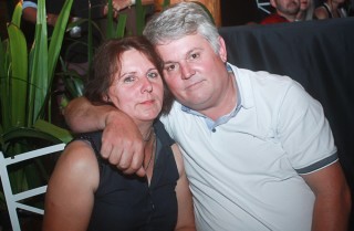 
<a style='margin-left: 5px;' class='btn btn-xs btn-social btn-facebook' href='https://www.facebook.com/sharer/sharer.php?u=https://www.galeramix.com.br/imagem/a44/800-800-90/conteudo/site_galerias/44/milionario-e-marciano-galera-mix-71.jpg' rel='popup' data-width='500' data-height='400'><i class='fa fa-facebook'></i>Compartilhar <span class='hidden-xs'>no Facebook</span>
</a> 
<a class='btn btn-default btn-xs' target='_blank' href='imagem/a44/800-800-90/conteudo/site_galerias/44/milionario-e-marciano-galera-mix-71.jpg'>
<span class='glyphicon glyphicon-cloud-download'></span> Salvar
</a>
