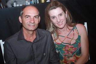 
<a style='margin-left: 5px;' class='btn btn-xs btn-social btn-facebook' href='https://www.facebook.com/sharer/sharer.php?u=https://www.galeramix.com.br/imagem/a44/800-800-90/conteudo/site_galerias/44/milionario-e-marciano-galera-mix-72.jpg' rel='popup' data-width='500' data-height='400'><i class='fa fa-facebook'></i>Compartilhar <span class='hidden-xs'>no Facebook</span>
</a> 
<a class='btn btn-default btn-xs' target='_blank' href='imagem/a44/800-800-90/conteudo/site_galerias/44/milionario-e-marciano-galera-mix-72.jpg'>
<span class='glyphicon glyphicon-cloud-download'></span> Salvar
</a>
