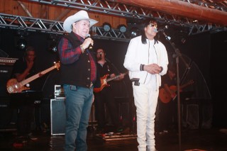 
<a style='margin-left: 5px;' class='btn btn-xs btn-social btn-facebook' href='https://www.facebook.com/sharer/sharer.php?u=https://www.galeramix.com.br/imagem/a44/800-800-90/conteudo/site_galerias/44/milionario-e-marciano-galera-mix-73.jpg' rel='popup' data-width='500' data-height='400'><i class='fa fa-facebook'></i>Compartilhar <span class='hidden-xs'>no Facebook</span>
</a> 
<a class='btn btn-default btn-xs' target='_blank' href='imagem/a44/800-800-90/conteudo/site_galerias/44/milionario-e-marciano-galera-mix-73.jpg'>
<span class='glyphicon glyphicon-cloud-download'></span> Salvar
</a>
