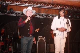 
<a style='margin-left: 5px;' class='btn btn-xs btn-social btn-facebook' href='https://www.facebook.com/sharer/sharer.php?u=https://www.galeramix.com.br/imagem/a44/800-800-90/conteudo/site_galerias/44/milionario-e-marciano-galera-mix-74.jpg' rel='popup' data-width='500' data-height='400'><i class='fa fa-facebook'></i>Compartilhar <span class='hidden-xs'>no Facebook</span>
</a> 
<a class='btn btn-default btn-xs' target='_blank' href='imagem/a44/800-800-90/conteudo/site_galerias/44/milionario-e-marciano-galera-mix-74.jpg'>
<span class='glyphicon glyphicon-cloud-download'></span> Salvar
</a>
