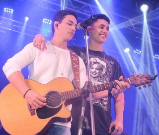 
<a style='margin-left: 5px;' class='btn btn-xs btn-social btn-facebook' href='https://www.facebook.com/sharer/sharer.php?u=https://www.galeramix.com.br/imagem/a45/800-800-90/conteudo/site_galerias/45/live-eventos-galera-mix-1_1.jpg' rel='popup' data-width='500' data-height='400'><i class='fa fa-facebook'></i>Compartilhar <span class='hidden-xs'>no Facebook</span>
</a> 
<a class='btn btn-default btn-xs' target='_blank' href='imagem/a45/800-800-90/conteudo/site_galerias/45/live-eventos-galera-mix-1_1.jpg'>
<span class='glyphicon glyphicon-cloud-download'></span> Salvar
</a>
