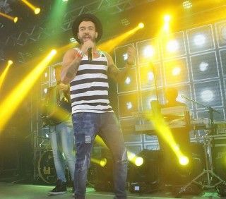 
<a style='margin-left: 5px;' class='btn btn-xs btn-social btn-facebook' href='https://www.facebook.com/sharer/sharer.php?u=https://www.galeramix.com.br/imagem/a45/800-800-90/conteudo/site_galerias/45/live-eventos-galera-mix-2.jpg' rel='popup' data-width='500' data-height='400'><i class='fa fa-facebook'></i>Compartilhar <span class='hidden-xs'>no Facebook</span>
</a> 
<a class='btn btn-default btn-xs' target='_blank' href='imagem/a45/800-800-90/conteudo/site_galerias/45/live-eventos-galera-mix-2.jpg'>
<span class='glyphicon glyphicon-cloud-download'></span> Salvar
</a>
