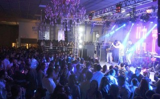 
<a style='margin-left: 5px;' class='btn btn-xs btn-social btn-facebook' href='https://www.facebook.com/sharer/sharer.php?u=https://www.galeramix.com.br/imagem/a45/800-800-90/conteudo/site_galerias/45/live-eventos-galera-mix-8.jpg' rel='popup' data-width='500' data-height='400'><i class='fa fa-facebook'></i>Compartilhar <span class='hidden-xs'>no Facebook</span>
</a> 
<a class='btn btn-default btn-xs' target='_blank' href='imagem/a45/800-800-90/conteudo/site_galerias/45/live-eventos-galera-mix-8.jpg'>
<span class='glyphicon glyphicon-cloud-download'></span> Salvar
</a>
