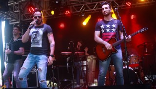 
                                <a style='margin-left: 5px;' class='btn btn-xs btn-social btn-facebook' href='https://www.facebook.com/sharer/sharer.php?u=https://www.galeramix.com.br/imagem/a46/800-800-90/conteudo/site_galerias/46/capa.jpg' rel='popup' data-width='500' data-height='400'><i class='fa fa-facebook'></i>Compartilhar <span class='hidden-xs'>no Facebook</span>
                            </a> 
                            <a class='btn btn-default btn-xs' target='_blank' href='imagem/a46/800-800-90/conteudo/site_galerias/46/capa.jpg'>
                                <span class='glyphicon glyphicon-cloud-download'></span> Salvar
                            </a>
                            