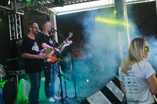 
<a style='margin-left: 5px;' class='btn btn-xs btn-social btn-facebook' href='https://www.facebook.com/sharer/sharer.php?u=https://www.galeramix.com.br/imagem/a46/800-800-90/conteudo/site_galerias/46/churrascada-afajti-tijucas-galera-mix-81.jpg' rel='popup' data-width='500' data-height='400'><i class='fa fa-facebook'></i>Compartilhar <span class='hidden-xs'>no Facebook</span>
</a> 
<a class='btn btn-default btn-xs' target='_blank' href='imagem/a46/800-800-90/conteudo/site_galerias/46/churrascada-afajti-tijucas-galera-mix-81.jpg'>
<span class='glyphicon glyphicon-cloud-download'></span> Salvar
</a>
