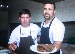 
<a style='margin-left: 5px;' class='btn btn-xs btn-social btn-facebook' href='https://www.facebook.com/sharer/sharer.php?u=https://www.galeramix.com.br/imagem/a46/800-800-90/conteudo/site_galerias/46/churrascada-afajti-tijucas-galera-mix-84.jpg' rel='popup' data-width='500' data-height='400'><i class='fa fa-facebook'></i>Compartilhar <span class='hidden-xs'>no Facebook</span>
</a> 
<a class='btn btn-default btn-xs' target='_blank' href='imagem/a46/800-800-90/conteudo/site_galerias/46/churrascada-afajti-tijucas-galera-mix-84.jpg'>
<span class='glyphicon glyphicon-cloud-download'></span> Salvar
</a>
