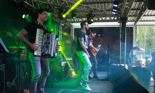 
<a style='margin-left: 5px;' class='btn btn-xs btn-social btn-facebook' href='https://www.facebook.com/sharer/sharer.php?u=https://www.galeramix.com.br/imagem/a46/800-800-90/conteudo/site_galerias/46/churrascada-afajti-tijucas-galera-mix-96.jpg' rel='popup' data-width='500' data-height='400'><i class='fa fa-facebook'></i>Compartilhar <span class='hidden-xs'>no Facebook</span>
</a> 
<a class='btn btn-default btn-xs' target='_blank' href='imagem/a46/800-800-90/conteudo/site_galerias/46/churrascada-afajti-tijucas-galera-mix-96.jpg'>
<span class='glyphicon glyphicon-cloud-download'></span> Salvar
</a>
