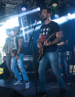 
<a style='margin-left: 5px;' class='btn btn-xs btn-social btn-facebook' href='https://www.facebook.com/sharer/sharer.php?u=https://www.galeramix.com.br/imagem/a46/800-800-90/conteudo/site_galerias/46/churrascada-afajti-tijucas-galera-mix-97.jpg' rel='popup' data-width='500' data-height='400'><i class='fa fa-facebook'></i>Compartilhar <span class='hidden-xs'>no Facebook</span>
</a> 
<a class='btn btn-default btn-xs' target='_blank' href='imagem/a46/800-800-90/conteudo/site_galerias/46/churrascada-afajti-tijucas-galera-mix-97.jpg'>
<span class='glyphicon glyphicon-cloud-download'></span> Salvar
</a>
