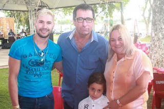 
                                <a style='margin-left: 5px;' class='btn btn-xs btn-social btn-facebook' href='https://www.facebook.com/sharer/sharer.php?u=https://www.galeramix.com.br/imagem/a47/800-800-90/conteudo/site_galerias/47/feijoada-consciencia-negra-casarao-gallotti-tijucas-1.jpg' rel='popup' data-width='500' data-height='400'><i class='fa fa-facebook'></i>Compartilhar <span class='hidden-xs'>no Facebook</span>
                            </a> 
                            <a class='btn btn-default btn-xs' target='_blank' href='imagem/a47/800-800-90/conteudo/site_galerias/47/feijoada-consciencia-negra-casarao-gallotti-tijucas-1.jpg'>
                                <span class='glyphicon glyphicon-cloud-download'></span> Salvar
                            </a>
                            