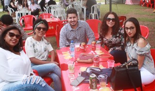 
                <a style='margin-left: 5px;' class='btn btn-xs btn-social btn-facebook' href='https://www.facebook.com/sharer/sharer.php?u=https://www.galeramix.com.br/imagem/a47/800-800-90/conteudo/site_galerias/47/feijoada-consciencia-negra-casarao-gallotti-tijucas-13.jpg' rel='popup' data-width='500' data-height='400'><i class='fa fa-facebook'></i>Compartilhar <span class='hidden-xs'>no Facebook</span>
            </a> 
            <a class='btn btn-default btn-xs' target='_blank' href='imagem/a47/800-800-90/conteudo/site_galerias/47/feijoada-consciencia-negra-casarao-gallotti-tijucas-13.jpg'>
                <span class='glyphicon glyphicon-cloud-download'></span> Salvar
            </a>
            