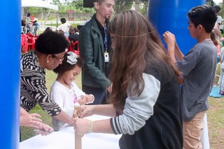 
<a style='margin-left: 5px;' class='btn btn-xs btn-social btn-facebook' href='https://www.facebook.com/sharer/sharer.php?u=https://www.galeramix.com.br/imagem/a47/800-800-90/conteudo/site_galerias/47/feijoada-consciencia-negra-casarao-gallotti-tijucas-25.jpg' rel='popup' data-width='500' data-height='400'><i class='fa fa-facebook'></i>Compartilhar <span class='hidden-xs'>no Facebook</span>
</a> 
<a class='btn btn-default btn-xs' target='_blank' href='imagem/a47/800-800-90/conteudo/site_galerias/47/feijoada-consciencia-negra-casarao-gallotti-tijucas-25.jpg'>
<span class='glyphicon glyphicon-cloud-download'></span> Salvar
</a>
