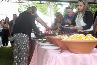 
<a style='margin-left: 5px;' class='btn btn-xs btn-social btn-facebook' href='https://www.facebook.com/sharer/sharer.php?u=https://www.galeramix.com.br/imagem/a47/800-800-90/conteudo/site_galerias/47/feijoada-consciencia-negra-casarao-gallotti-tijucas-27.jpg' rel='popup' data-width='500' data-height='400'><i class='fa fa-facebook'></i>Compartilhar <span class='hidden-xs'>no Facebook</span>
</a> 
<a class='btn btn-default btn-xs' target='_blank' href='imagem/a47/800-800-90/conteudo/site_galerias/47/feijoada-consciencia-negra-casarao-gallotti-tijucas-27.jpg'>
<span class='glyphicon glyphicon-cloud-download'></span> Salvar
</a>
