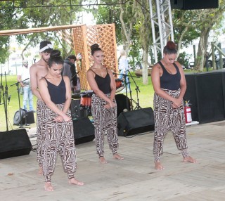 
<a style='margin-left: 5px;' class='btn btn-xs btn-social btn-facebook' href='https://www.facebook.com/sharer/sharer.php?u=https://www.galeramix.com.br/imagem/a47/800-800-90/conteudo/site_galerias/47/feijoada-consciencia-negra-casarao-gallotti-tijucas-29.jpg' rel='popup' data-width='500' data-height='400'><i class='fa fa-facebook'></i>Compartilhar <span class='hidden-xs'>no Facebook</span>
</a> 
<a class='btn btn-default btn-xs' target='_blank' href='imagem/a47/800-800-90/conteudo/site_galerias/47/feijoada-consciencia-negra-casarao-gallotti-tijucas-29.jpg'>
<span class='glyphicon glyphicon-cloud-download'></span> Salvar
</a>
