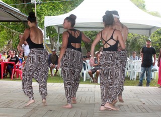 
<a style='margin-left: 5px;' class='btn btn-xs btn-social btn-facebook' href='https://www.facebook.com/sharer/sharer.php?u=https://www.galeramix.com.br/imagem/a47/800-800-90/conteudo/site_galerias/47/feijoada-consciencia-negra-casarao-gallotti-tijucas-32.jpg' rel='popup' data-width='500' data-height='400'><i class='fa fa-facebook'></i>Compartilhar <span class='hidden-xs'>no Facebook</span>
</a> 
<a class='btn btn-default btn-xs' target='_blank' href='imagem/a47/800-800-90/conteudo/site_galerias/47/feijoada-consciencia-negra-casarao-gallotti-tijucas-32.jpg'>
<span class='glyphicon glyphicon-cloud-download'></span> Salvar
</a>
