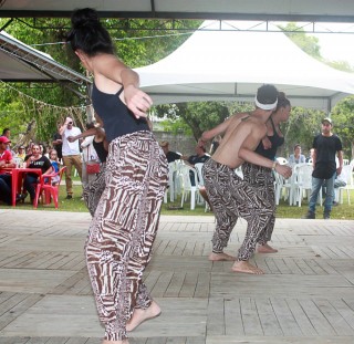 
<a style='margin-left: 5px;' class='btn btn-xs btn-social btn-facebook' href='https://www.facebook.com/sharer/sharer.php?u=https://www.galeramix.com.br/imagem/a47/800-800-90/conteudo/site_galerias/47/feijoada-consciencia-negra-casarao-gallotti-tijucas-33.jpg' rel='popup' data-width='500' data-height='400'><i class='fa fa-facebook'></i>Compartilhar <span class='hidden-xs'>no Facebook</span>
</a> 
<a class='btn btn-default btn-xs' target='_blank' href='imagem/a47/800-800-90/conteudo/site_galerias/47/feijoada-consciencia-negra-casarao-gallotti-tijucas-33.jpg'>
<span class='glyphicon glyphicon-cloud-download'></span> Salvar
</a>
