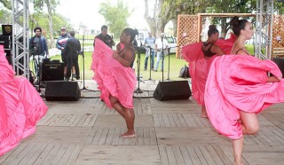 
<a style='margin-left: 5px;' class='btn btn-xs btn-social btn-facebook' href='https://www.facebook.com/sharer/sharer.php?u=https://www.galeramix.com.br/imagem/a47/800-800-90/conteudo/site_galerias/47/feijoada-consciencia-negra-casarao-gallotti-tijucas-35.jpg' rel='popup' data-width='500' data-height='400'><i class='fa fa-facebook'></i>Compartilhar <span class='hidden-xs'>no Facebook</span>
</a> 
<a class='btn btn-default btn-xs' target='_blank' href='imagem/a47/800-800-90/conteudo/site_galerias/47/feijoada-consciencia-negra-casarao-gallotti-tijucas-35.jpg'>
<span class='glyphicon glyphicon-cloud-download'></span> Salvar
</a>
