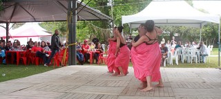 
<a style='margin-left: 5px;' class='btn btn-xs btn-social btn-facebook' href='https://www.facebook.com/sharer/sharer.php?u=https://www.galeramix.com.br/imagem/a47/800-800-90/conteudo/site_galerias/47/feijoada-consciencia-negra-casarao-gallotti-tijucas-36.jpg' rel='popup' data-width='500' data-height='400'><i class='fa fa-facebook'></i>Compartilhar <span class='hidden-xs'>no Facebook</span>
</a> 
<a class='btn btn-default btn-xs' target='_blank' href='imagem/a47/800-800-90/conteudo/site_galerias/47/feijoada-consciencia-negra-casarao-gallotti-tijucas-36.jpg'>
<span class='glyphicon glyphicon-cloud-download'></span> Salvar
</a>
