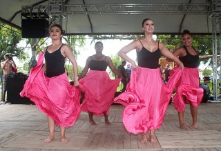 
<a style='margin-left: 5px;' class='btn btn-xs btn-social btn-facebook' href='https://www.facebook.com/sharer/sharer.php?u=https://www.galeramix.com.br/imagem/a47/800-800-90/conteudo/site_galerias/47/feijoada-consciencia-negra-casarao-gallotti-tijucas-37.jpg' rel='popup' data-width='500' data-height='400'><i class='fa fa-facebook'></i>Compartilhar <span class='hidden-xs'>no Facebook</span>
</a> 
<a class='btn btn-default btn-xs' target='_blank' href='imagem/a47/800-800-90/conteudo/site_galerias/47/feijoada-consciencia-negra-casarao-gallotti-tijucas-37.jpg'>
<span class='glyphicon glyphicon-cloud-download'></span> Salvar
</a>
