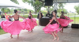 
<a style='margin-left: 5px;' class='btn btn-xs btn-social btn-facebook' href='https://www.facebook.com/sharer/sharer.php?u=https://www.galeramix.com.br/imagem/a47/800-800-90/conteudo/site_galerias/47/feijoada-consciencia-negra-casarao-gallotti-tijucas-38.jpg' rel='popup' data-width='500' data-height='400'><i class='fa fa-facebook'></i>Compartilhar <span class='hidden-xs'>no Facebook</span>
</a> 
<a class='btn btn-default btn-xs' target='_blank' href='imagem/a47/800-800-90/conteudo/site_galerias/47/feijoada-consciencia-negra-casarao-gallotti-tijucas-38.jpg'>
<span class='glyphicon glyphicon-cloud-download'></span> Salvar
</a>
