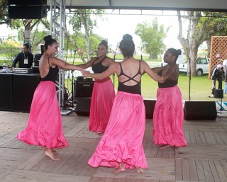 
<a style='margin-left: 5px;' class='btn btn-xs btn-social btn-facebook' href='https://www.facebook.com/sharer/sharer.php?u=https://www.galeramix.com.br/imagem/a47/800-800-90/conteudo/site_galerias/47/feijoada-consciencia-negra-casarao-gallotti-tijucas-39.jpg' rel='popup' data-width='500' data-height='400'><i class='fa fa-facebook'></i>Compartilhar <span class='hidden-xs'>no Facebook</span>
</a> 
<a class='btn btn-default btn-xs' target='_blank' href='imagem/a47/800-800-90/conteudo/site_galerias/47/feijoada-consciencia-negra-casarao-gallotti-tijucas-39.jpg'>
<span class='glyphicon glyphicon-cloud-download'></span> Salvar
</a>
