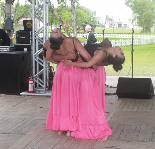 
<a style='margin-left: 5px;' class='btn btn-xs btn-social btn-facebook' href='https://www.facebook.com/sharer/sharer.php?u=https://www.galeramix.com.br/imagem/a47/800-800-90/conteudo/site_galerias/47/feijoada-consciencia-negra-casarao-gallotti-tijucas-40.jpg' rel='popup' data-width='500' data-height='400'><i class='fa fa-facebook'></i>Compartilhar <span class='hidden-xs'>no Facebook</span>
</a> 
<a class='btn btn-default btn-xs' target='_blank' href='imagem/a47/800-800-90/conteudo/site_galerias/47/feijoada-consciencia-negra-casarao-gallotti-tijucas-40.jpg'>
<span class='glyphicon glyphicon-cloud-download'></span> Salvar
</a>
