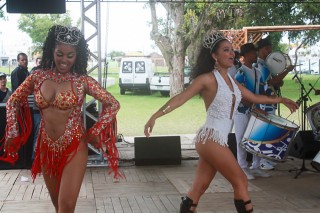 
<a style='margin-left: 5px;' class='btn btn-xs btn-social btn-facebook' href='https://www.facebook.com/sharer/sharer.php?u=https://www.galeramix.com.br/imagem/a47/800-800-90/conteudo/site_galerias/47/feijoada-consciencia-negra-casarao-gallotti-tijucas-51.jpg' rel='popup' data-width='500' data-height='400'><i class='fa fa-facebook'></i>Compartilhar <span class='hidden-xs'>no Facebook</span>
</a> 
<a class='btn btn-default btn-xs' target='_blank' href='imagem/a47/800-800-90/conteudo/site_galerias/47/feijoada-consciencia-negra-casarao-gallotti-tijucas-51.jpg'>
<span class='glyphicon glyphicon-cloud-download'></span> Salvar
</a>
