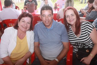 
<a style='margin-left: 5px;' class='btn btn-xs btn-social btn-facebook' href='https://www.facebook.com/sharer/sharer.php?u=https://www.galeramix.com.br/imagem/a47/800-800-90/conteudo/site_galerias/47/feijoada-consciencia-negra-casarao-gallotti-tijucas-73.jpg' rel='popup' data-width='500' data-height='400'><i class='fa fa-facebook'></i>Compartilhar <span class='hidden-xs'>no Facebook</span>
</a> 
<a class='btn btn-default btn-xs' target='_blank' href='imagem/a47/800-800-90/conteudo/site_galerias/47/feijoada-consciencia-negra-casarao-gallotti-tijucas-73.jpg'>
<span class='glyphicon glyphicon-cloud-download'></span> Salvar
</a>
