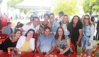 
<a style='margin-left: 5px;' class='btn btn-xs btn-social btn-facebook' href='https://www.facebook.com/sharer/sharer.php?u=https://www.galeramix.com.br/imagem/a47/800-800-90/conteudo/site_galerias/47/feijoada-consciencia-negra-casarao-gallotti-tijucas-75.jpg' rel='popup' data-width='500' data-height='400'><i class='fa fa-facebook'></i>Compartilhar <span class='hidden-xs'>no Facebook</span>
</a> 
<a class='btn btn-default btn-xs' target='_blank' href='imagem/a47/800-800-90/conteudo/site_galerias/47/feijoada-consciencia-negra-casarao-gallotti-tijucas-75.jpg'>
<span class='glyphicon glyphicon-cloud-download'></span> Salvar
</a>
