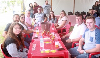 
<a style='margin-left: 5px;' class='btn btn-xs btn-social btn-facebook' href='https://www.facebook.com/sharer/sharer.php?u=https://www.galeramix.com.br/imagem/a47/800-800-90/conteudo/site_galerias/47/feijoada-consciencia-negra-casarao-gallotti-tijucas-79.jpg' rel='popup' data-width='500' data-height='400'><i class='fa fa-facebook'></i>Compartilhar <span class='hidden-xs'>no Facebook</span>
</a> 
<a class='btn btn-default btn-xs' target='_blank' href='imagem/a47/800-800-90/conteudo/site_galerias/47/feijoada-consciencia-negra-casarao-gallotti-tijucas-79.jpg'>
<span class='glyphicon glyphicon-cloud-download'></span> Salvar
</a>
