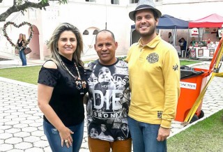 
<a style='margin-left: 5px;' class='btn btn-xs btn-social btn-facebook' href='https://www.facebook.com/sharer/sharer.php?u=https://www.galeramix.com.br/imagem/a47/800-800-90/conteudo/site_galerias/47/rony-costa-1.jpg' rel='popup' data-width='500' data-height='400'><i class='fa fa-facebook'></i>Compartilhar <span class='hidden-xs'>no Facebook</span>
</a> 
<a class='btn btn-default btn-xs' target='_blank' href='imagem/a47/800-800-90/conteudo/site_galerias/47/rony-costa-1.jpg'>
<span class='glyphicon glyphicon-cloud-download'></span> Salvar
</a>
