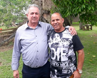 
<a style='margin-left: 5px;' class='btn btn-xs btn-social btn-facebook' href='https://www.facebook.com/sharer/sharer.php?u=https://www.galeramix.com.br/imagem/a47/800-800-90/conteudo/site_galerias/47/rony-costa-2.jpg' rel='popup' data-width='500' data-height='400'><i class='fa fa-facebook'></i>Compartilhar <span class='hidden-xs'>no Facebook</span>
</a> 
<a class='btn btn-default btn-xs' target='_blank' href='imagem/a47/800-800-90/conteudo/site_galerias/47/rony-costa-2.jpg'>
<span class='glyphicon glyphicon-cloud-download'></span> Salvar
</a>
