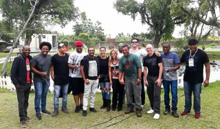 
<a style='margin-left: 5px;' class='btn btn-xs btn-social btn-facebook' href='https://www.facebook.com/sharer/sharer.php?u=https://www.galeramix.com.br/imagem/a47/800-800-90/conteudo/site_galerias/47/rony-costa-3.jpg' rel='popup' data-width='500' data-height='400'><i class='fa fa-facebook'></i>Compartilhar <span class='hidden-xs'>no Facebook</span>
</a> 
<a class='btn btn-default btn-xs' target='_blank' href='imagem/a47/800-800-90/conteudo/site_galerias/47/rony-costa-3.jpg'>
<span class='glyphicon glyphicon-cloud-download'></span> Salvar
</a>
