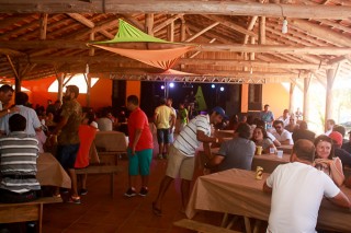 
                                <a style='margin-left: 5px;' class='btn btn-xs btn-social btn-facebook' href='https://www.facebook.com/sharer/sharer.php?u=https://www.galeramix.com.br/imagem/a48/800-800-90/conteudo/site_galerias/48/1-costelaco-da-amizade-pista-do-binho-canelinha-10.jpg' rel='popup' data-width='500' data-height='400'><i class='fa fa-facebook'></i>Compartilhar <span class='hidden-xs'>no Facebook</span>
                            </a> 
                            <a class='btn btn-default btn-xs' target='_blank' href='imagem/a48/800-800-90/conteudo/site_galerias/48/1-costelaco-da-amizade-pista-do-binho-canelinha-10.jpg'>
                                <span class='glyphicon glyphicon-cloud-download'></span> Salvar
                            </a>
                            