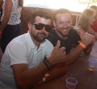 
<a style='margin-left: 5px;' class='btn btn-xs btn-social btn-facebook' href='https://www.facebook.com/sharer/sharer.php?u=https://www.galeramix.com.br/imagem/a48/800-800-90/conteudo/site_galerias/48/1-costelaco-da-amizade-pista-do-binho-canelinha-24.jpg' rel='popup' data-width='500' data-height='400'><i class='fa fa-facebook'></i>Compartilhar <span class='hidden-xs'>no Facebook</span>
</a> 
<a class='btn btn-default btn-xs' target='_blank' href='imagem/a48/800-800-90/conteudo/site_galerias/48/1-costelaco-da-amizade-pista-do-binho-canelinha-24.jpg'>
<span class='glyphicon glyphicon-cloud-download'></span> Salvar
</a>
