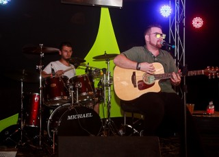 
<a style='margin-left: 5px;' class='btn btn-xs btn-social btn-facebook' href='https://www.facebook.com/sharer/sharer.php?u=https://www.galeramix.com.br/imagem/a48/800-800-90/conteudo/site_galerias/48/1-costelaco-da-amizade-pista-do-binho-canelinha-38.jpg' rel='popup' data-width='500' data-height='400'><i class='fa fa-facebook'></i>Compartilhar <span class='hidden-xs'>no Facebook</span>
</a> 
<a class='btn btn-default btn-xs' target='_blank' href='imagem/a48/800-800-90/conteudo/site_galerias/48/1-costelaco-da-amizade-pista-do-binho-canelinha-38.jpg'>
<span class='glyphicon glyphicon-cloud-download'></span> Salvar
</a>
