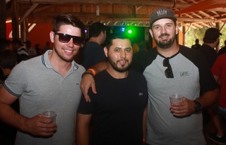 
<a style='margin-left: 5px;' class='btn btn-xs btn-social btn-facebook' href='https://www.facebook.com/sharer/sharer.php?u=https://www.galeramix.com.br/imagem/a48/800-800-90/conteudo/site_galerias/48/1-costelaco-da-amizade-pista-do-binho-canelinha-48.jpg' rel='popup' data-width='500' data-height='400'><i class='fa fa-facebook'></i>Compartilhar <span class='hidden-xs'>no Facebook</span>
</a> 
<a class='btn btn-default btn-xs' target='_blank' href='imagem/a48/800-800-90/conteudo/site_galerias/48/1-costelaco-da-amizade-pista-do-binho-canelinha-48.jpg'>
<span class='glyphicon glyphicon-cloud-download'></span> Salvar
</a>
