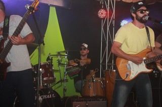 
<a style='margin-left: 5px;' class='btn btn-xs btn-social btn-facebook' href='https://www.facebook.com/sharer/sharer.php?u=https://www.galeramix.com.br/imagem/a48/800-800-90/conteudo/site_galerias/48/1-costelaco-da-amizade-pista-do-binho-canelinha-54.jpg' rel='popup' data-width='500' data-height='400'><i class='fa fa-facebook'></i>Compartilhar <span class='hidden-xs'>no Facebook</span>
</a> 
<a class='btn btn-default btn-xs' target='_blank' href='imagem/a48/800-800-90/conteudo/site_galerias/48/1-costelaco-da-amizade-pista-do-binho-canelinha-54.jpg'>
<span class='glyphicon glyphicon-cloud-download'></span> Salvar
</a>
