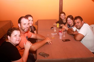 
<a style='margin-left: 5px;' class='btn btn-xs btn-social btn-facebook' href='https://www.facebook.com/sharer/sharer.php?u=https://www.galeramix.com.br/imagem/a48/800-800-90/conteudo/site_galerias/48/1-costelaco-da-amizade-pista-do-binho-canelinha-62.jpg' rel='popup' data-width='500' data-height='400'><i class='fa fa-facebook'></i>Compartilhar <span class='hidden-xs'>no Facebook</span>
</a> 
<a class='btn btn-default btn-xs' target='_blank' href='imagem/a48/800-800-90/conteudo/site_galerias/48/1-costelaco-da-amizade-pista-do-binho-canelinha-62.jpg'>
<span class='glyphicon glyphicon-cloud-download'></span> Salvar
</a>
